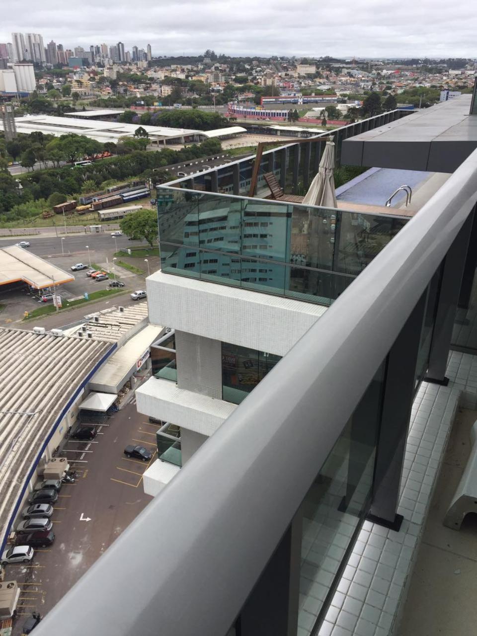 Estudio Moderno Com Linda Vista Para A Serra Curitiba Luaran gambar